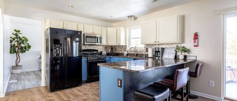 Een koelkast, een magnetron, een oven, een kookplaat