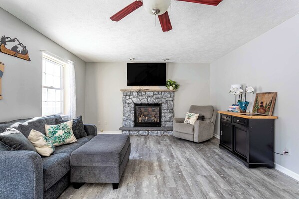 TV, fireplace - Lake Front | 5 Bedroom | Fire Pit | Pet Friendly (Tobyhanna)