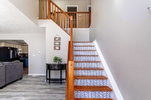 Interior - Lake Front | 5 Bedroom | Fire Pit | Pet Friendly (Tobyhanna)