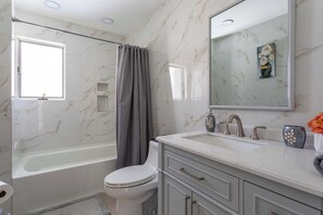 Een douche, een haardroger, handdoeken