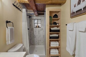 Douche, séchoir à cheveux, serviettes fournies, savon