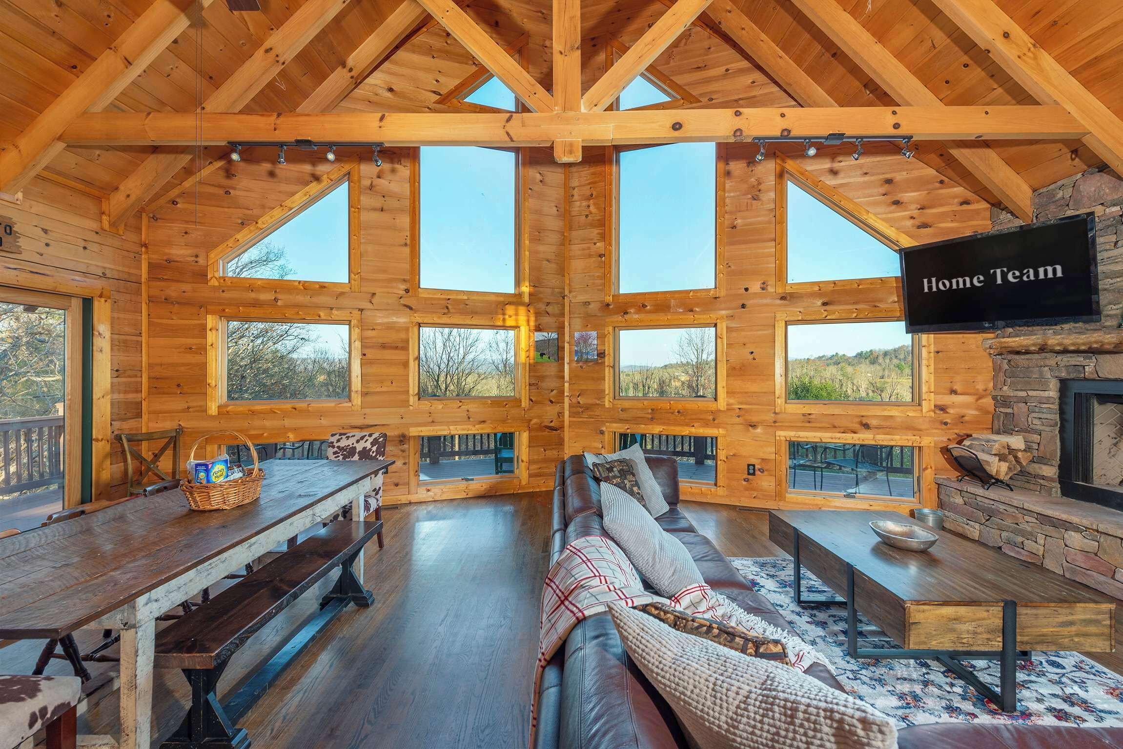 Télévision, cheminée, baby-foot