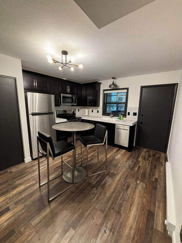 Kühlschrank, Mikrowelle, Ofen, Herdplatte