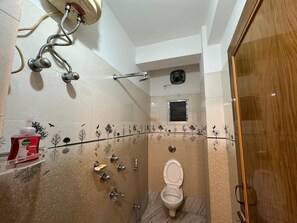 Douche, sĂšche-cheveux, serviettes fournies, savon