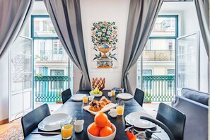 Apartamento, 2 habitaciones, no fumadores | Zona de estar | Una televisión de pantalla plana