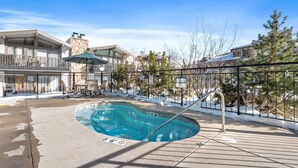 Un espace piscine dont la profondeur maximale est indiquée à 3 pieds 6 pouces, entouré d’une clôture et d’arbres.