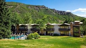 Un hôtel composé de plusieurs bâtiments, doté d’une piscine et situé dans un cadre montagneux.