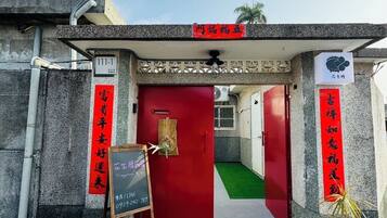 Pintu masuk properti