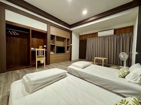 Comfort Twin Room, 1 Bedroom, Non Smoking, Shared Bathroom | Free WiFi, bed sheets