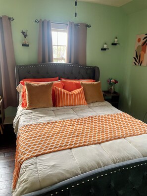 2 makuuhuonetta, työpöytä, silitysrauta/-lauta, ilmainen Wi-Fi