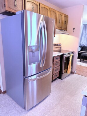 Kookgerei, borden en bestek, keukenpapier