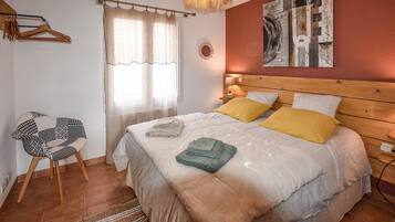 1 bedroom, travel cot, free WiFi, bed sheets