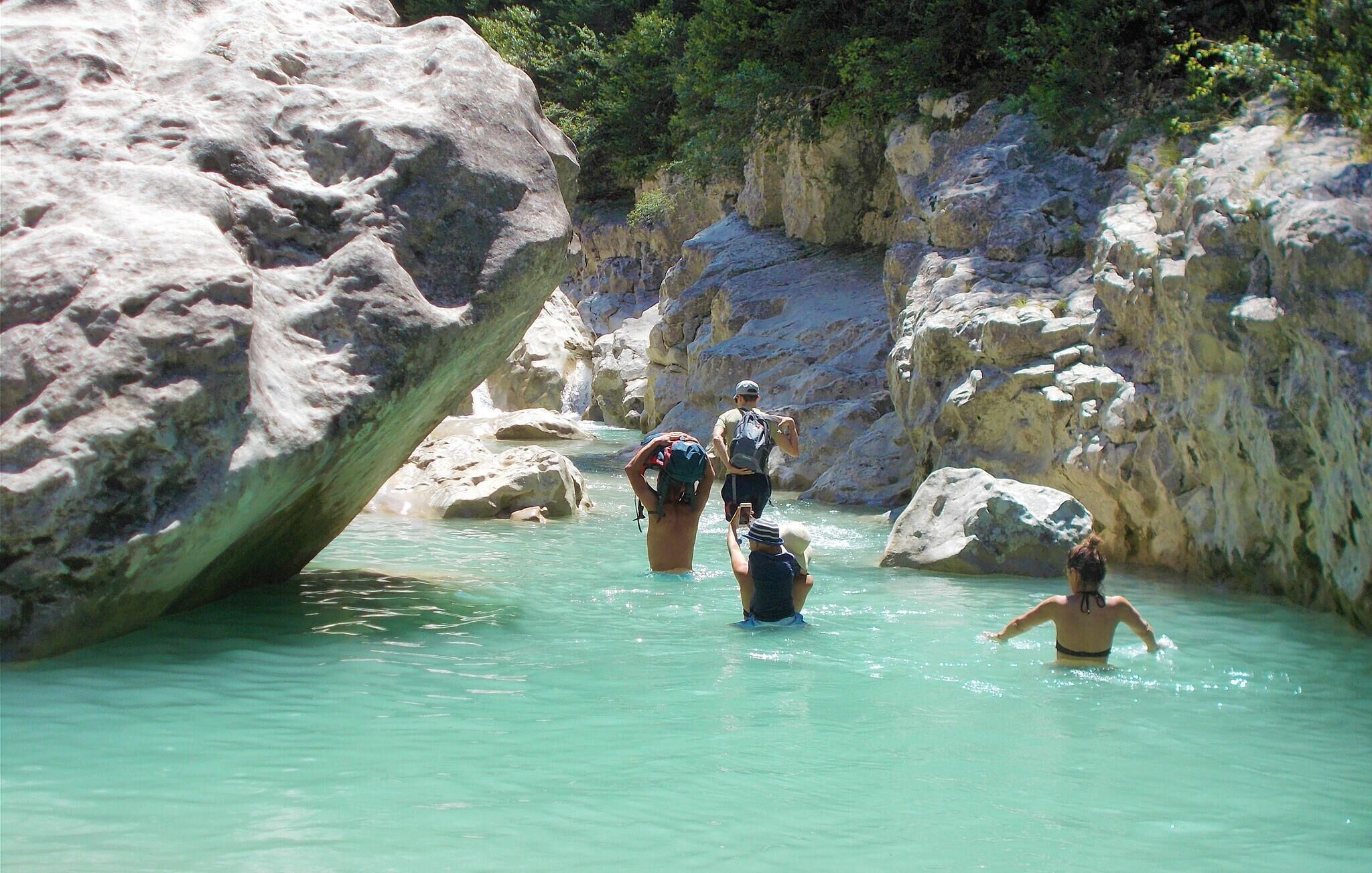 Une formation rocheuse naturelle avec une eau d’un bleu turquoise limpide.