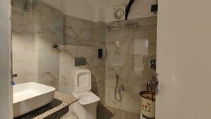 Kamar Premium | Kamar mandi | Shower, perlengkapan mandi gratis, handuk, dan sabun