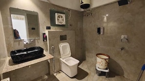 Regadera, amenidades de baño gratuitas, toallas, jabón 