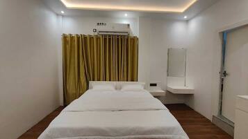 Deluxe Room | Desk, free WiFi