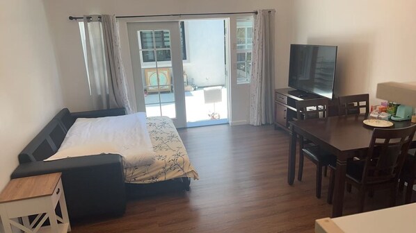 1 bedroom, WiFi, bed sheets - Entire house with WiFi, AC in enchanting Santa Monica free parking (Los Angeles)