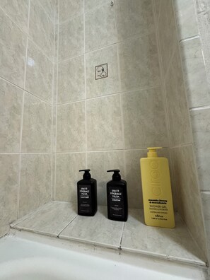 Hair dryer, towels, soap, toilet paper - Entire house with WiFi, AC in enchanting Santa Monica free parking (Los Angeles)