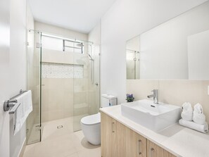 Hair dryer - Cyclone Deal! Brand New Cozy 4BR Home Near Mall (Park Ridge)