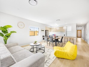 TV - Cyclone Deal! Brand New Cozy 4BR Home Near Mall (Park Ridge)