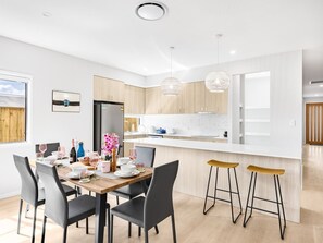 Dining - Cyclone Deal! Brand New Cozy 4BR Home Near Mall (Park Ridge)