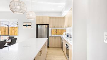 Jääkaappi, uuni, liesi, astianpesukone