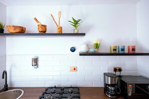 Kühlschrank, Mikrowelle, Herdplatte, Wasserkocher mit Kaffee-/Teezubehör