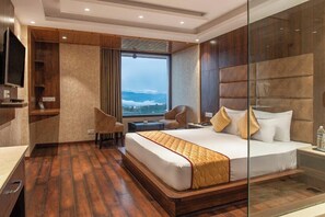 Club Room with Valley View - Centrally Heated | Caja de seguridad en la habitación y escritorio 