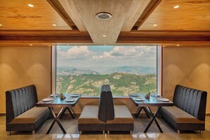 Restaurant - Alpine Holiday Inn, Kufri, Shimla (Theog)