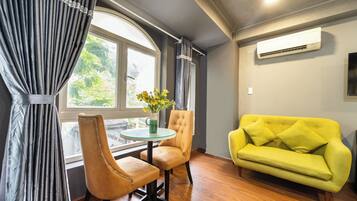 Premier Room, 1 King Bed, City View | Hypo-allergenic bedding available, memory foam beds, minibar