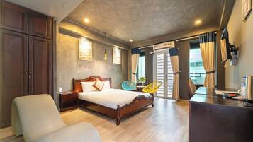 Signature Room, 1 King Bed, City View | Hypo-allergenic bedding available, memory foam beds, minibar