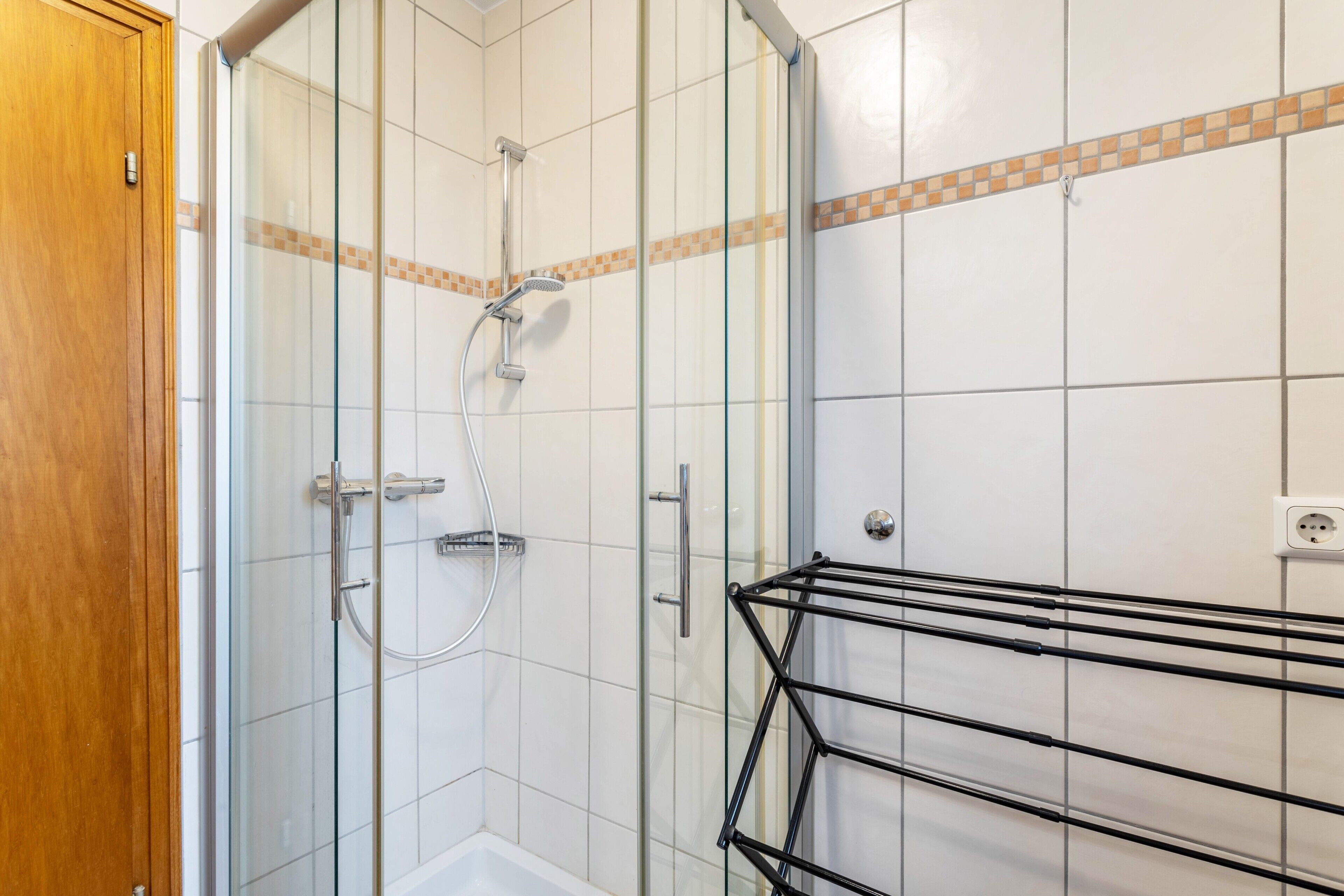 Douche, sèche-cheveux, serviettes fournies