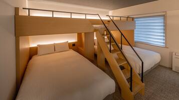 Una habitación de hotel compacta con dos camas, una escalera de madera y una ventana con persianas.