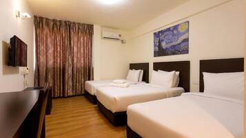 Triple Room | Desk, free WiFi, bed sheets