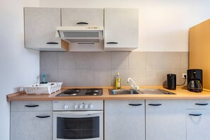 Fridge, oven, stovetop, coffee/tea maker