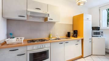 Fridge, oven, stovetop, coffee/tea maker