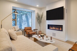 Smart TV, fireplace, offices - Luxury Ski Home w/ Hot Tub • Near Trails & Downtown | Parkview Mountain House (Park City)