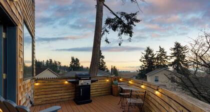 Deck Views, Fire Pit, Pool, 3 Mins to Beach | Madrona Tree Retreat by AvantStay