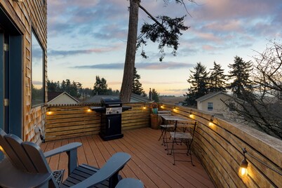 Deck Views, Fire Pit, Pool, 3 Mins to Beach | Madrona Tree Retreat by AvantStay