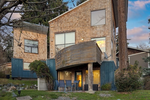 Deck Views, Fire Pit, Pool, 3 Mins to Beach | Madrona Tree Retreat by AvantStay