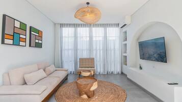 55–tuumainen taulutelevisio, jossa satelliittikanavat