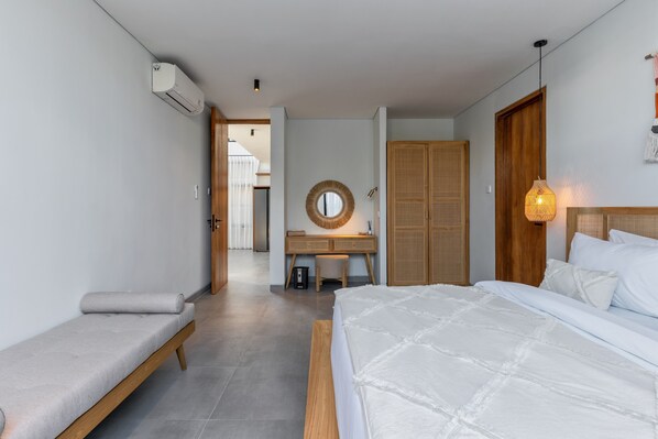 A modern bedroom with a bed, a bench, a desk, and a wardrobe. - Casa Imma Villa by Premier Hospitality Asia (Kerobokan)