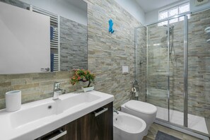 Shower, hair dryer, bidet - Borgo House In Florentine Hills, Private Garden, Wifi (Fucecchio)