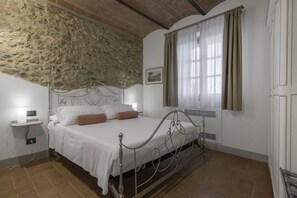 1 bedroom, travel cot, free WiFi - La Piazzetta, Borgo Campassini, Monteriggioni (Monteriggioni)