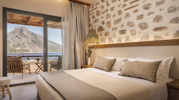 Habitación doble Deluxe, balcón, vista al mar | Cortinas blackout, tabla de planchar con plancha y wifi gratis