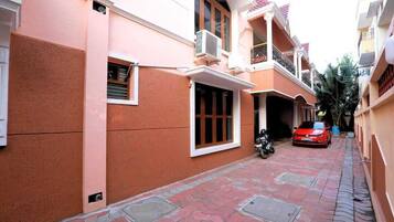 Ropa de cama hipoalergénica, muebles diferentes y escritorio