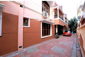 Villa | Hypo-allergenic bedding, individually furnished, desk, soundproofing - Dreams Neelankarai (Chennai)