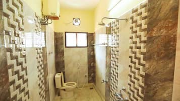 Artículos de tocador gratuitos, secador de pelo, toallas, jabón