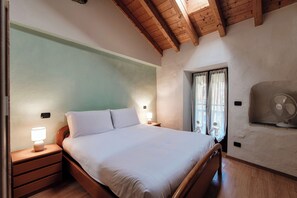 Dúplex, balcón | 1 habitación, edredón, tabla de planchar con plancha y wifi gratis 