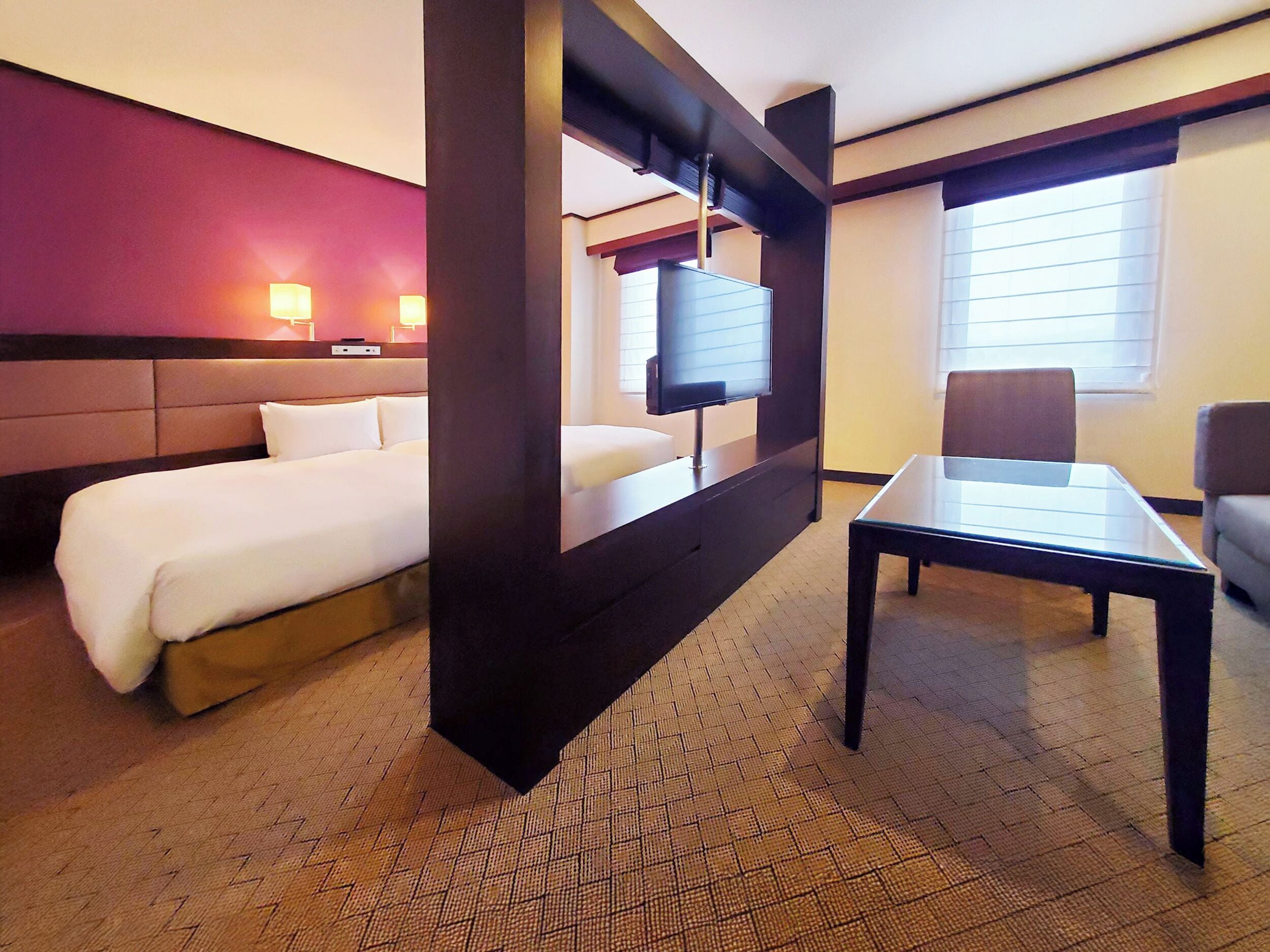 Executive King Room, Non Smoking | Desk, blackout drapes, free WiFi, bed sheets